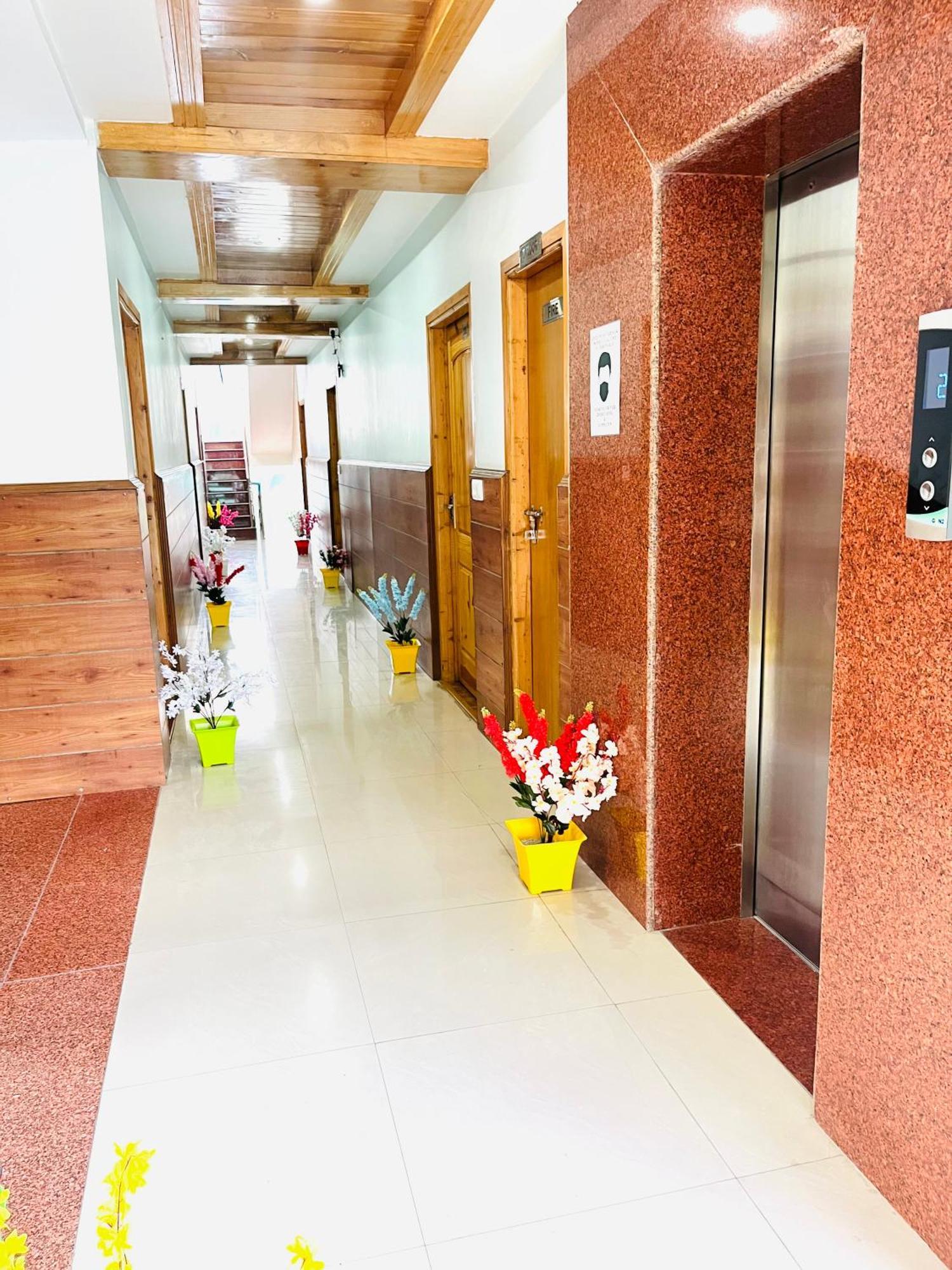 Vista Resort, Manali - ! Near Mall Road !! Hot & Cold Ac Rooms !! Best Selling !! Big Parking !! Luxury Collection !! Open Terrace !! Lift !! Playing Zone !! Property Of The Year ! Ngoại thất bức ảnh
