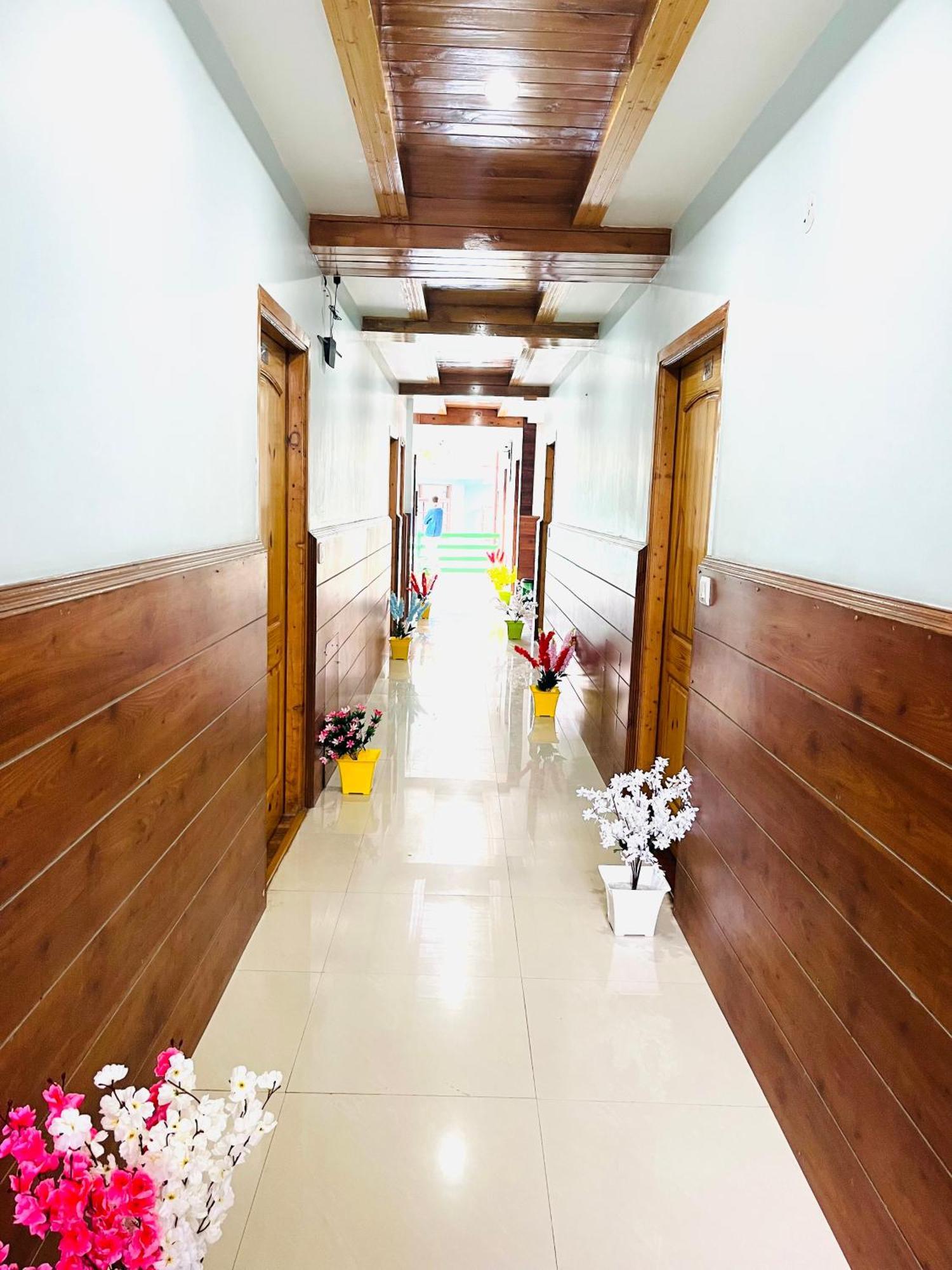 Vista Resort, Manali - ! Near Mall Road !! Hot & Cold Ac Rooms !! Best Selling !! Big Parking !! Luxury Collection !! Open Terrace !! Lift !! Playing Zone !! Property Of The Year ! Ngoại thất bức ảnh